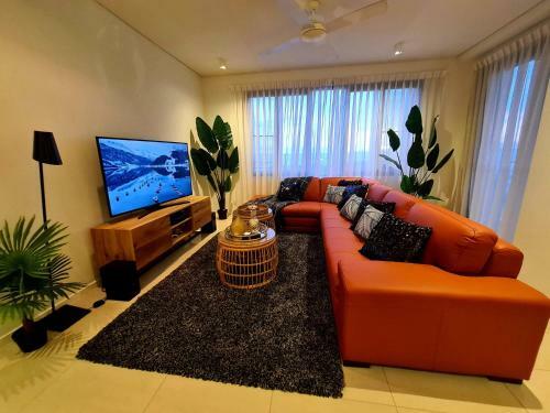 Darwin Waterfront Quayside Sunset Apartment - Champagne Stays Darwin