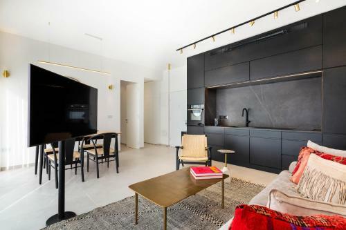 Luxury & Quiet Apartment Near Gordon Beach