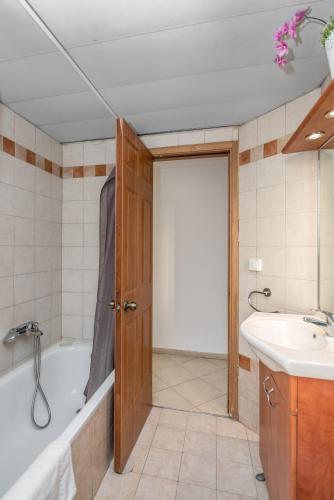 Apartamento Comfortable 3 Bdr With Parking In The Kerem Hatemanim