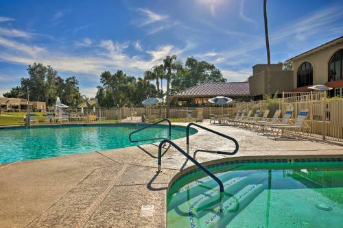 Surprise Retreat With Lake Views And Golf Course!