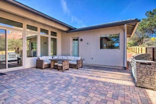 Modern Home With Private Hot Tub In Central Location