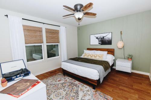 Chic Amp Comfy Near Dickson St Royal Beds Pkg 1br