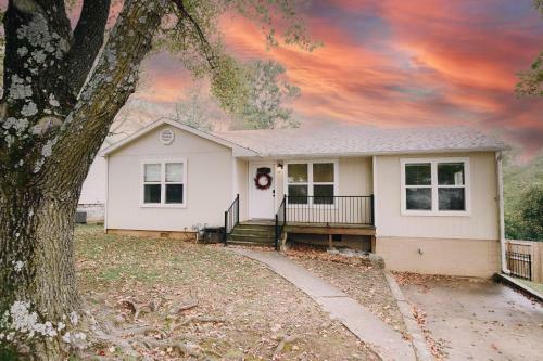 Chic Amp Comfy Near Dickson St Royal Beds Pkg 1br