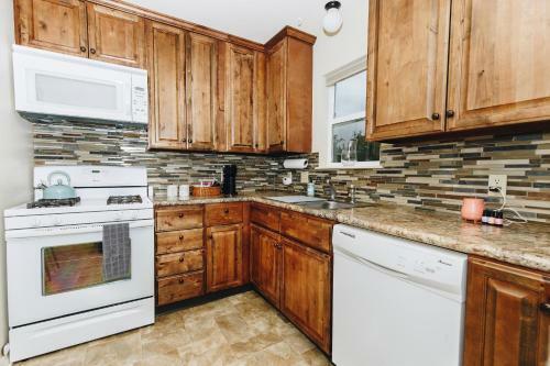 Chic Amp Comfy Near Dickson St Royal Beds Pkg 1br
