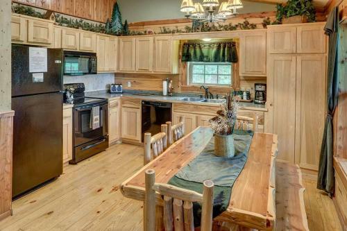 Secluded 1 Story Cabin Pool Wifi Smart Tvs