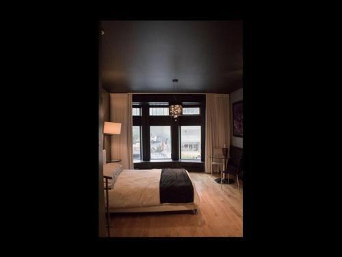 Golden District Mcgill Downtown Stays Studios Design Le Drummond 1