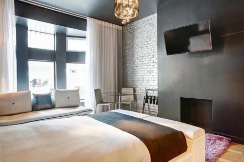 Golden District Mcgill Downtown Stays Studios Design Le Drummond 1