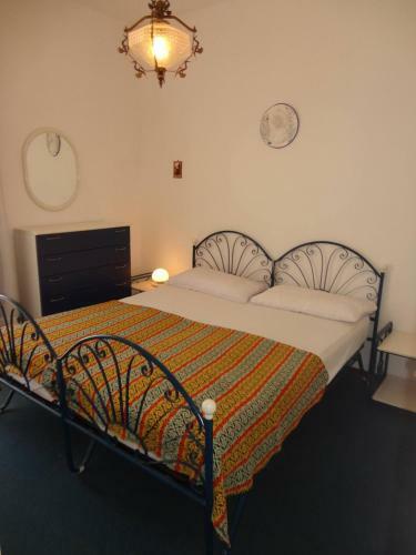 Beautiful Villa For Six People-pool-tv-ac