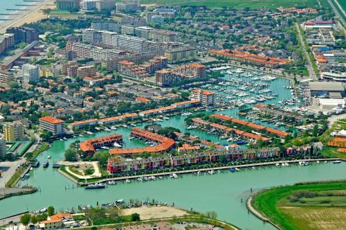 Apartment With Swimming Pool Near The Beach