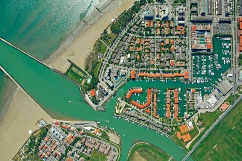 Apartment With Swimming Pool Near The Beach