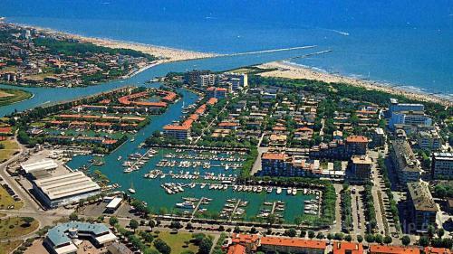 Apartment With Swimming Pool Near The Beach