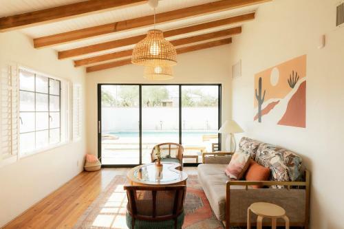 Desert Hues: A Private & Spacious Retreat W/pool