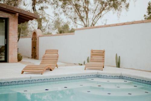 Desert Hues: A Private & Spacious Retreat W/pool