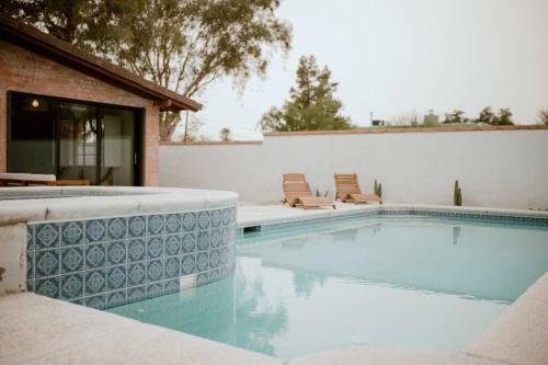 Desert Hues: A Private & Spacious Retreat W/pool