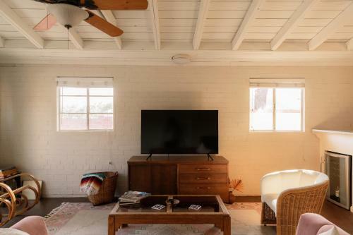 Desert Hues: A Private & Spacious Retreat W/pool