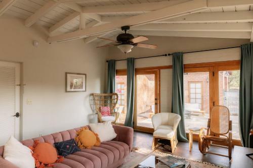 Desert Hues: A Private & Spacious Retreat W/pool