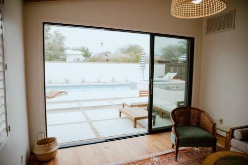 Desert Hues: A Private & Spacious Retreat W/pool