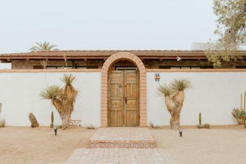 Desert Hues: A Private & Spacious Retreat W/pool