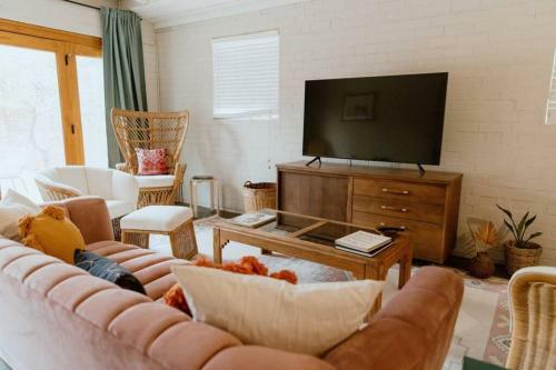 Desert Hues: A Private & Spacious Retreat W/pool