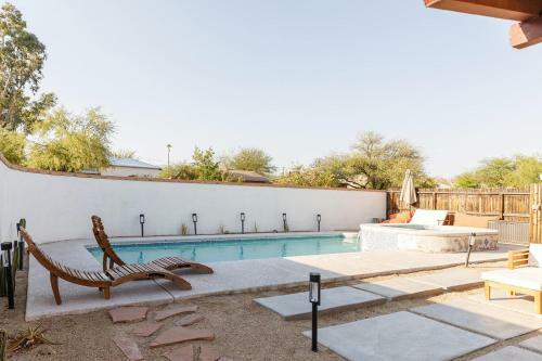 Desert Hues: A Private & Spacious Retreat W/pool