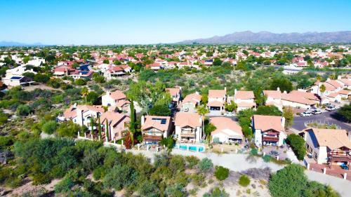 Pool-side 4b3b Resort House With Mountain Views