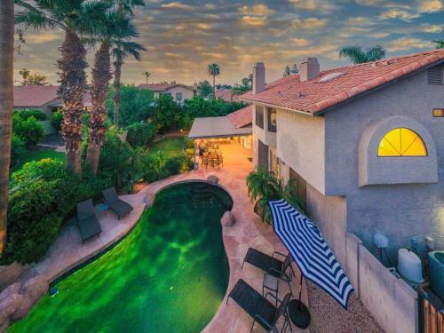 Premier Hosts Present Scottsdale Luxury Oasis With Lagoon Pool