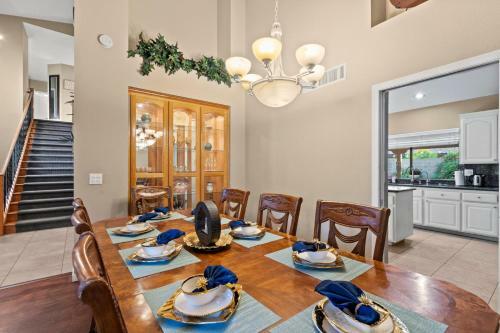 Premier Hosts Present Scottsdale Luxury Oasis With Lagoon Pool