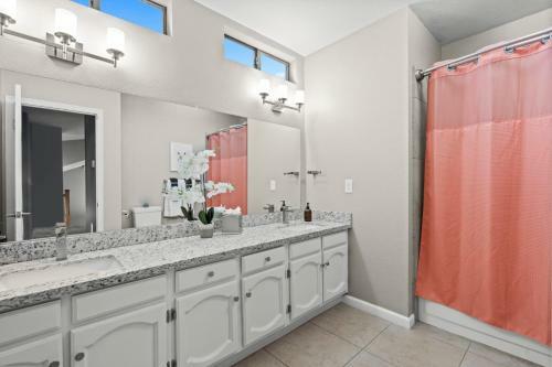 Premier Hosts Present Scottsdale Luxury Oasis With Lagoon Pool