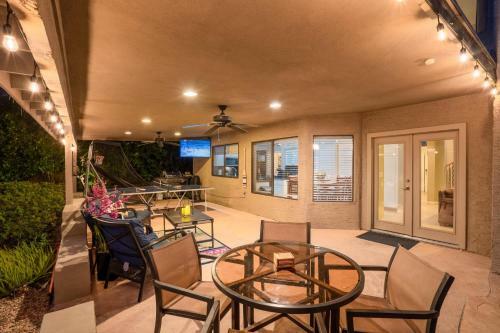 Premier Hosts Present Scottsdale Luxury Oasis With Lagoon Pool