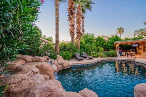 Premier Hosts Present Scottsdale Luxury Oasis With Lagoon Pool