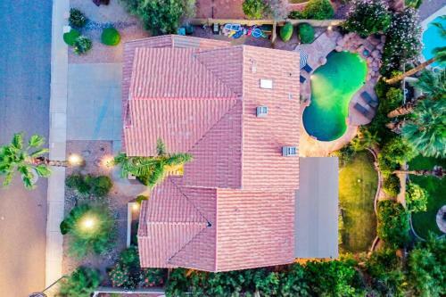 Premier Hosts Present Scottsdale Luxury Oasis With Lagoon Pool