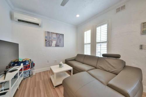 Apartamento 1000#4 Modern Beach Home, Steps From Sand W/ac!