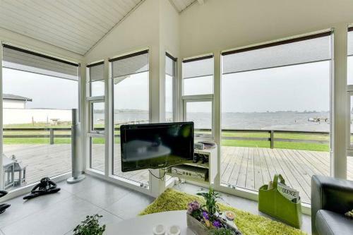 *****eksklusiv Sommerhus Beliggende I Vandkanten