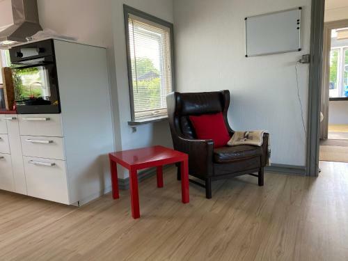 Charmerende �ldre Sommerhus T�t P� Strand Og City