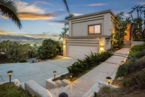 Hillside 2/2 Subdivided Home W/ Pool And Views!