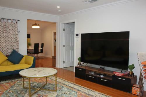 Villa A Serene Home With 5br, 3ba, Pool, Spa, And Mini-golf