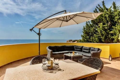 Villa On The Cliffs By Galantevasques