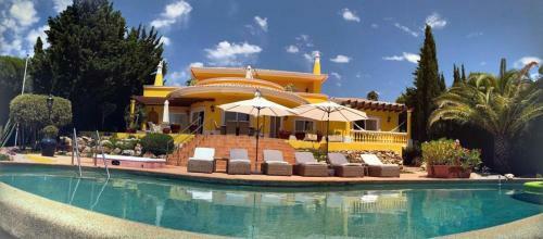 Villa On The Cliffs By Galantevasques