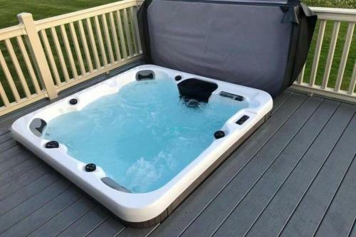 The Beck Lodge With Hot Tub