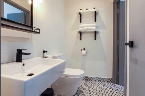 Stylish 2 Bedroom Marina Apartment
