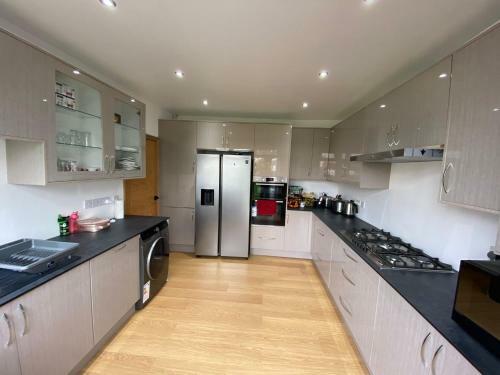 Double Bedroom With En-suite Shower & Free Parking