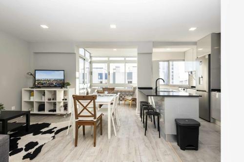 Cozy Apartment With Sea View In Estoril