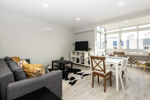 Cozy Apartment With Sea View In Estoril
