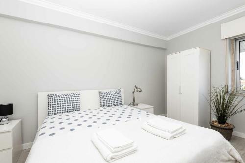 Cozy Apartment With Sea View In Estoril