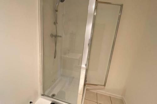 Marie?s Serviced Apartment B, 2 Beds( Free Parking Underground)
