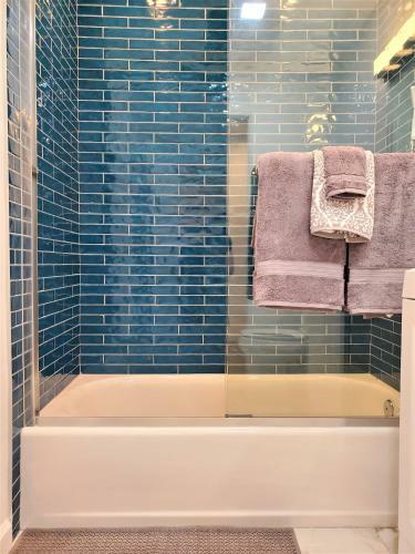 Newly Renovated Designer Home- 8 Mins To Downtown!