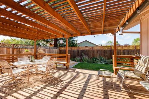 Wine Country Retreat With Ev Charging Onsite.