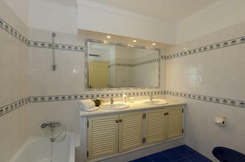 Luxurious Villa With Beautiful See Views & Spacious Garden