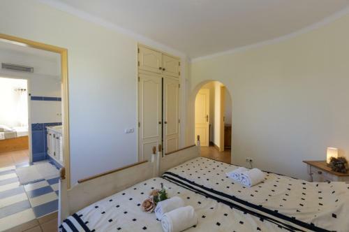 Luxurious Villa With Beautiful See Views & Spacious Garden