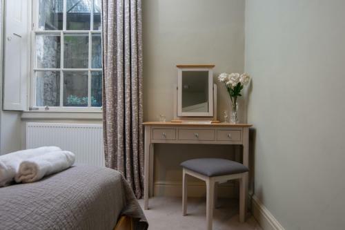Stunning Royal Crescent Apartment With 3 Bedrooms
